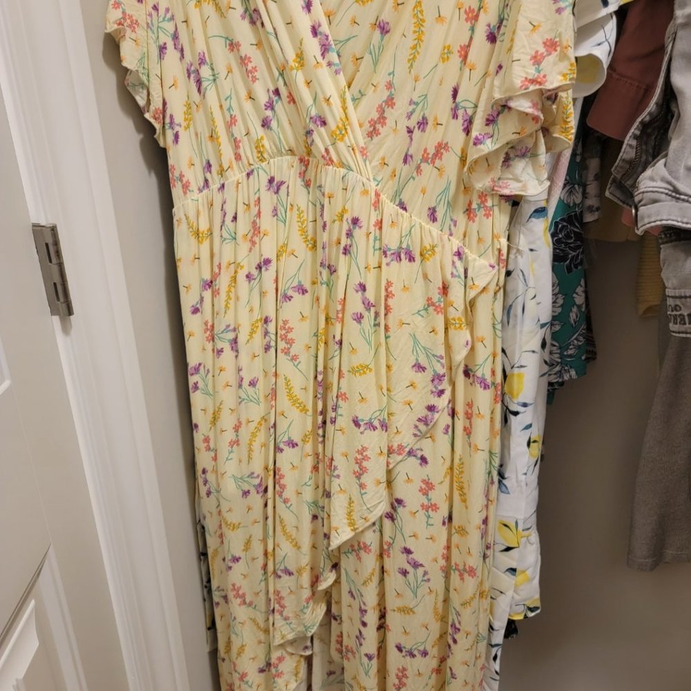 Wrap dress, very flowy and flattering, floral